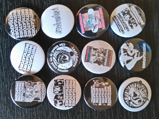 Sammler-Edition Instigators 12 Anstecker Ø 25mm + Flaschenöffner Instigators Logo Ø 55mm