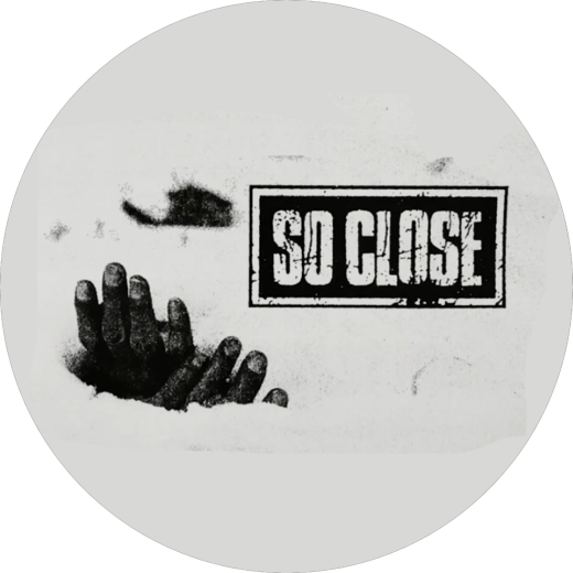 So Close Motiv 1 Anstecker mit Sicherheitsnadel Ø 25 mm