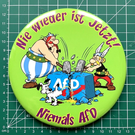 Asterix, Obelix & Idefix Nie wieder ist jetzt! Niemals AfD Motiv 1 Anstecker mit Sicherheitsnadel Ø 25 mm
