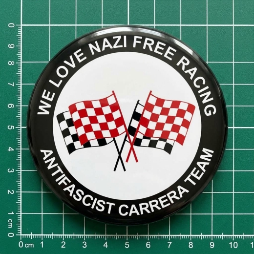 Antifascist Carrera Team Motiv 1 Anstecker mit Sicherheitsnadel Ø 25 mm