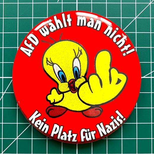 AfD wählt man nicht! Kein Platz für Nazis! Tweety Looney Tunes Motiv 2 Anstecker mit Sicherheitsnadel Ø 38 mm