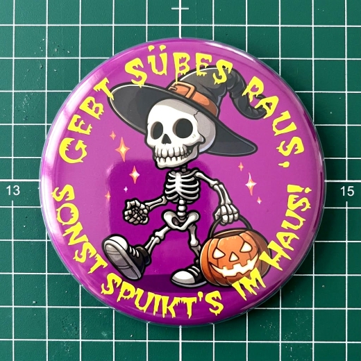 Halloween Gebt Süßes raus, sonst spukt´s im Haus! Motiv 1 Anstecker mit Sicherheitsnadel Ø 55 mm