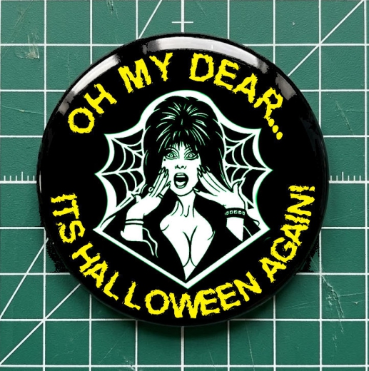 Halloween Oh My Dear It´s Halloween Again Elvira Munster Motiv 1 Anstecker mit Sicherheitsnadel Ø 25 mm