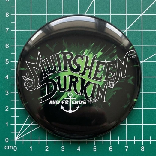 Muirsheen Durkin And Friends Motiv 1 Anstecker mit Sicherheitsnadel Ø 25 mm