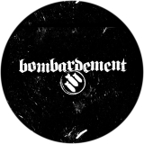 Bombardement Motiv 2 Anstecker mit Sicherheitsnadel Ø 25 mm