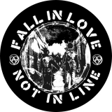 Fall In Love Not In Line Motiv 1 Anstecker mit Sicherheitsnadel Ø 25 mm