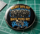 Heart Says Pit Back Pains Hit Motiv 2 Anstecker mit Sicherheitsnadel Ø 38 mm
