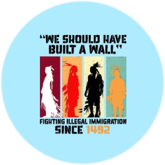 &quote;We should have built a wall&quote; Motiv 1 Anstecker mit Sicherheitsnadel Ø 25 mm