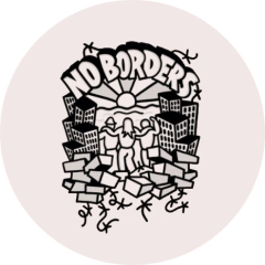 No Borders Motiv 1 Anstecker mit Sicherheitsnadel Ø 25 mm