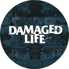 Damaged Life Motiv 1 Anstecker mit Sicherheitsnadel Ø 25 mm