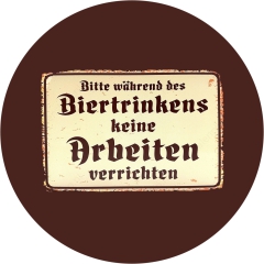 Bitte während des Biertrinkens keine Arbeiten verrichten Motiv 1 Flaschenöffner Ø 55 mm