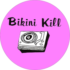 Bikini Kill Motiv 1 Anstecker mit Sicherheitsnadel Ø 25 mm