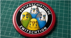 Antifaschistische Zwitschtion Motiv 1 Anstecker mit Sicherheitsnadel Ø 25 mm