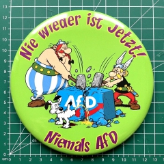 Asterix, Obelix & Idefix Nie wieder ist jetzt! Niemals AfD Motiv 1 Anstecker mit Sicherheitsnadel Ø 25 mm
