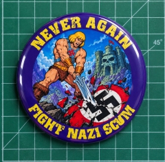 Never Again Fight Nazi Scum He-Man Motiv 1 Anstecker mit Sicherheitsnadel Ø 38 mm