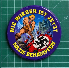 Nie wieder ist Jetzt Nazis bekämpfen He-Man Motiv 1 Anstecker mit Sicherheitsnadel Ø 25 mm