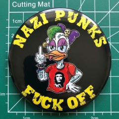 Nazi Punks Fuck Off Daisy Duck Motiv 1 Anstecker mit Sicherheitsnadel Ø 25 mm