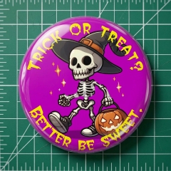 Halloween Trick Or Treat? Better Be Sweet. Motiv 1 Anstecker mit Sicherheitsnadel Ø 55 mm